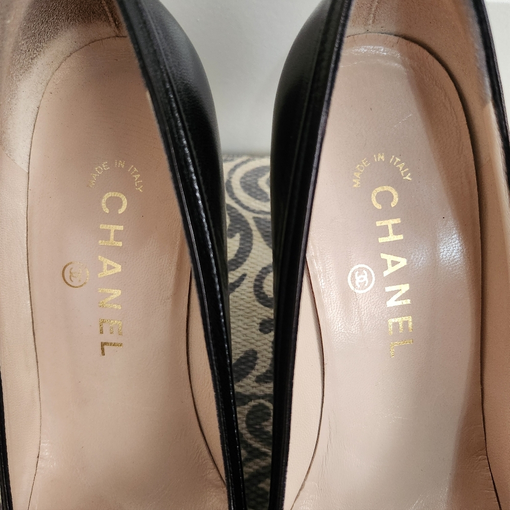 VINTAGE CHANEL Black Classic Pumps With Bow and Logo on Heel - Picture 5 of 10